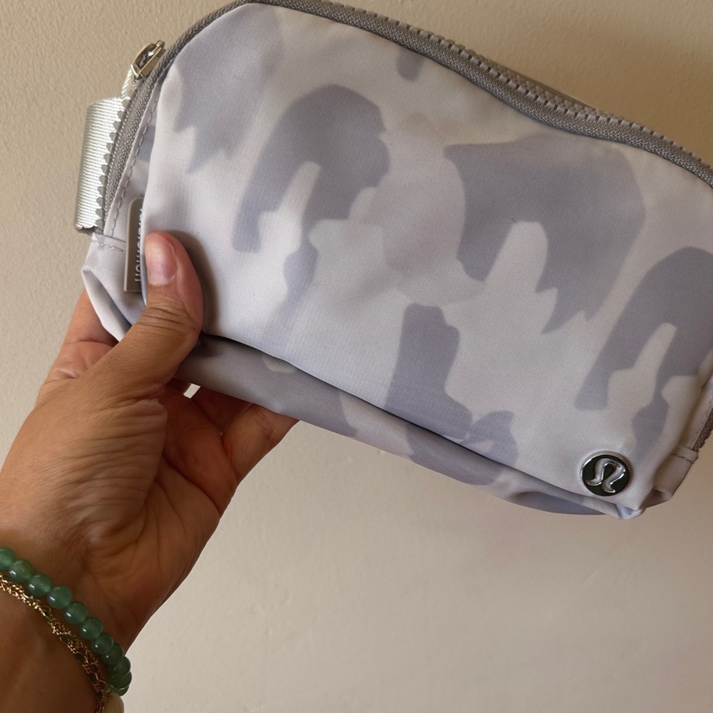 Lululemon Everywhere Crossbody Belt Bag 1L - Gray Camo - Picture 4 of 6